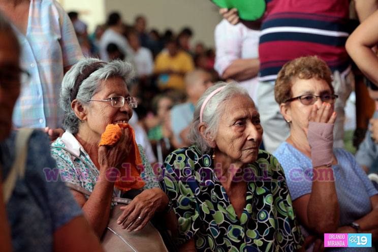 Miles de católicos participan de la bajada de la Sangre de Cristo
